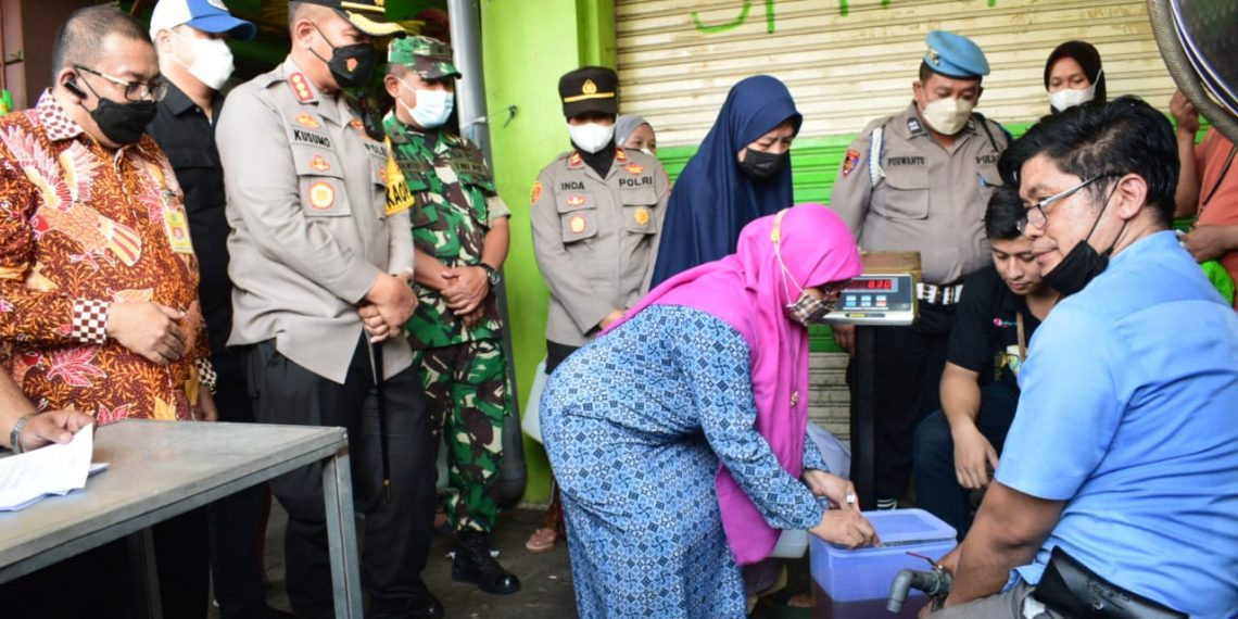 Satgas Pangan Sidoarjo Gelar Operasi Pasar Migor di Pasar Betro