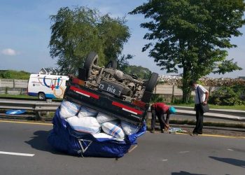 Mobil Pikap Hitam Terguling di Tol Sidoarjo, Pengemudi Selamat