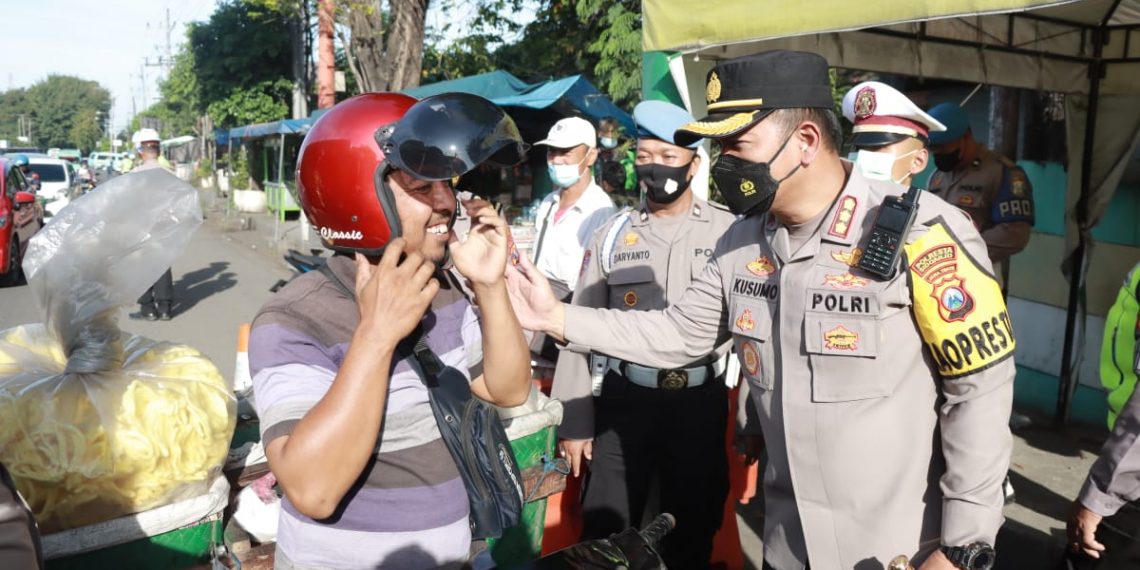 Kena Razia Polisi Sidoarjo, Malah Dapat Helm Gratis