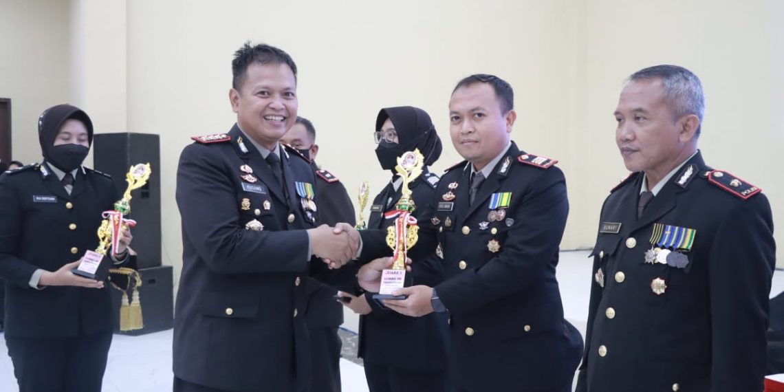 Kapolresta Sidoarjo Berikan Reward Anggota, Satfung, Polsek dan Masyarakat Berprestasi
