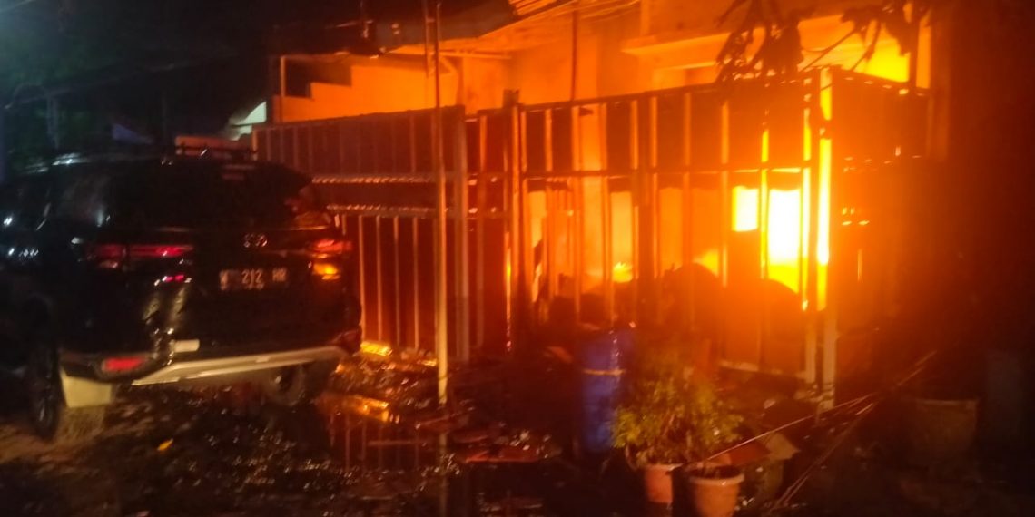 Diduga Korsleting, Satu Rumah, Mobil dan Motor di Perum Gading Kirana Terbakar