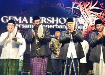 Ribuan Penerbang Ishari Gemakan Sholawat di Parkir Timur GOR