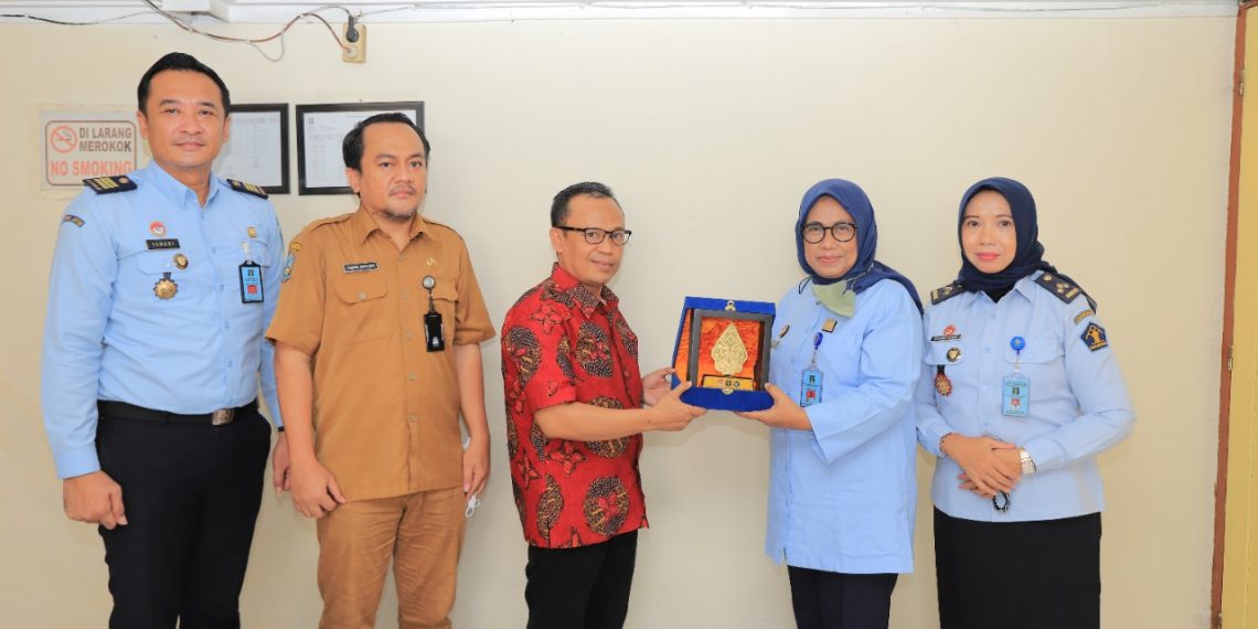 Sambangi Komisi Informasi, Kemenkumham Jatim Komitmen Berikan Pelayanan Informasi yang Cepat, Mudah dan Berbiaya Rendah