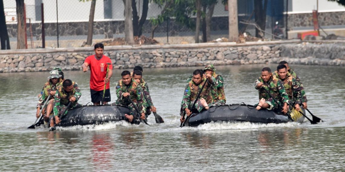 Bina Ketangkasan, Prajurit Kima Brigif 2 Marinir Berlatih Dayung Perahu Karet