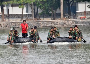 Bina Ketangkasan, Prajurit Kima Brigif 2 Marinir Berlatih Dayung Perahu Karet