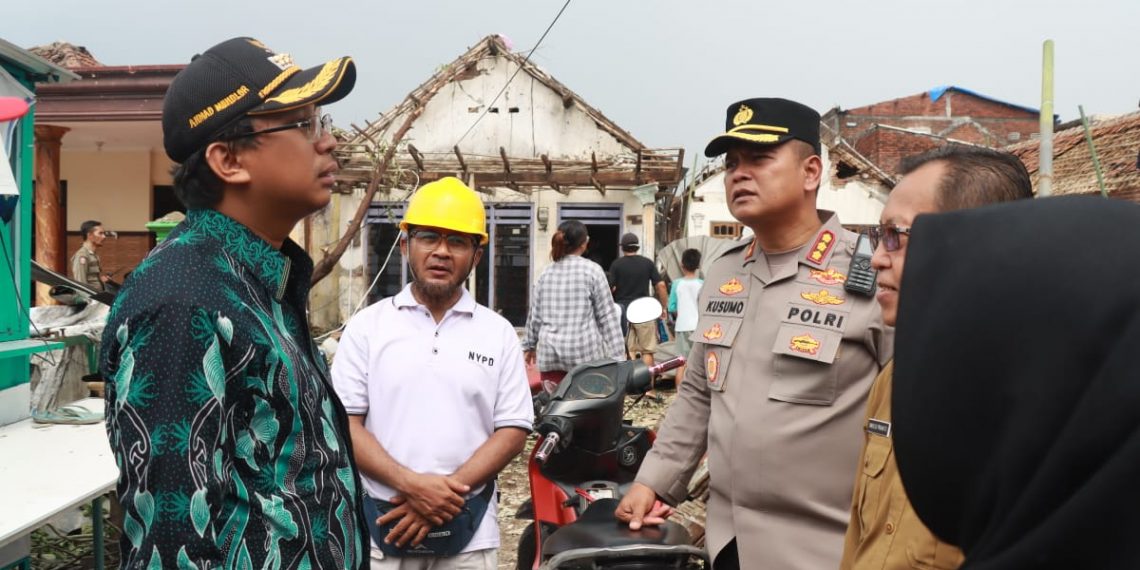 Bupati Sidoarjo Bersama Kapolresta Sidoarjo Tinjau Lokasi Terdampak Angin Kencang