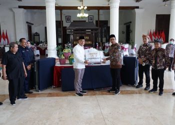 Walikota Surabaya, Eri Cahyadi Serahkan Bantuan untuk Korban Angin Puting Beliung di Sidoarjo