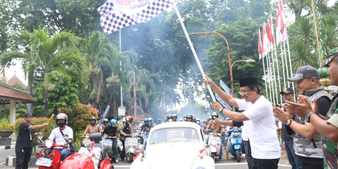 Gus Muhdlor bersama Gubernur Khofifah Berangkatkan East Java VW dan Vespa Festival 2022