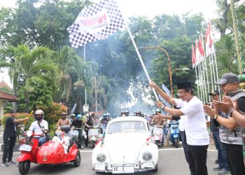 Gus Muhdlor bersama Gubernur Khofifah Berangkatkan East Java VW dan Vespa Festival 2022