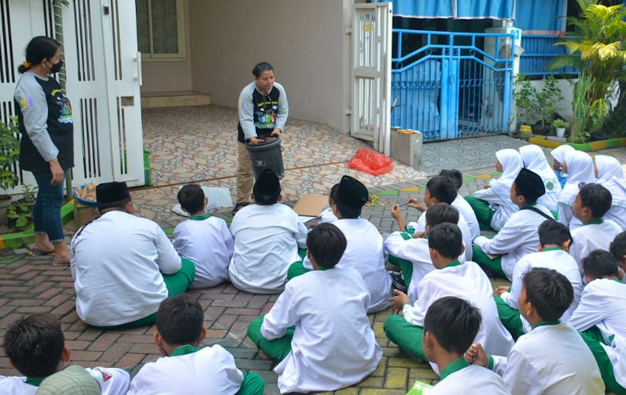Rarusan Siswa SMP Islam Krembung Lakukan Outing Class di Kampung Edukasi Sampah
