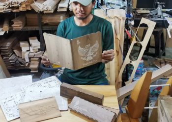 Pengrajin Kayu di Sidoarjo, Sukses Tembus Pasar Luar Negeri