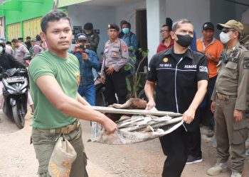 Ps. Kasi Humas Polresta Sidoarjo Turut Bersihkan Wilayah Terdampak Angin Puting Beliung