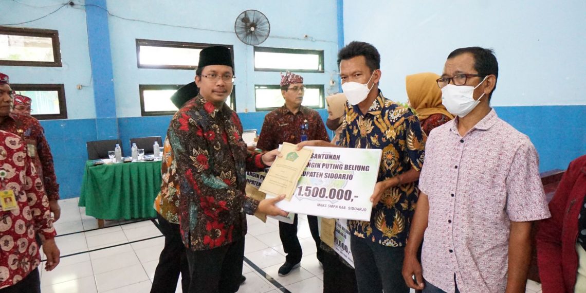 MKKS SMP Negeri Sidoarjo Bantu Guru dan Siswa yang Terdampak Angin Puting Beliung