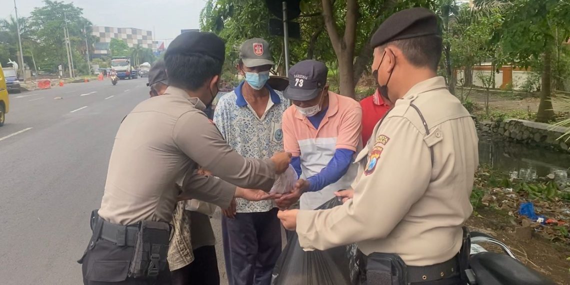 Sat Samapta Polresta Sidoarjo, Giatkan Patroli Sambil Berbagi