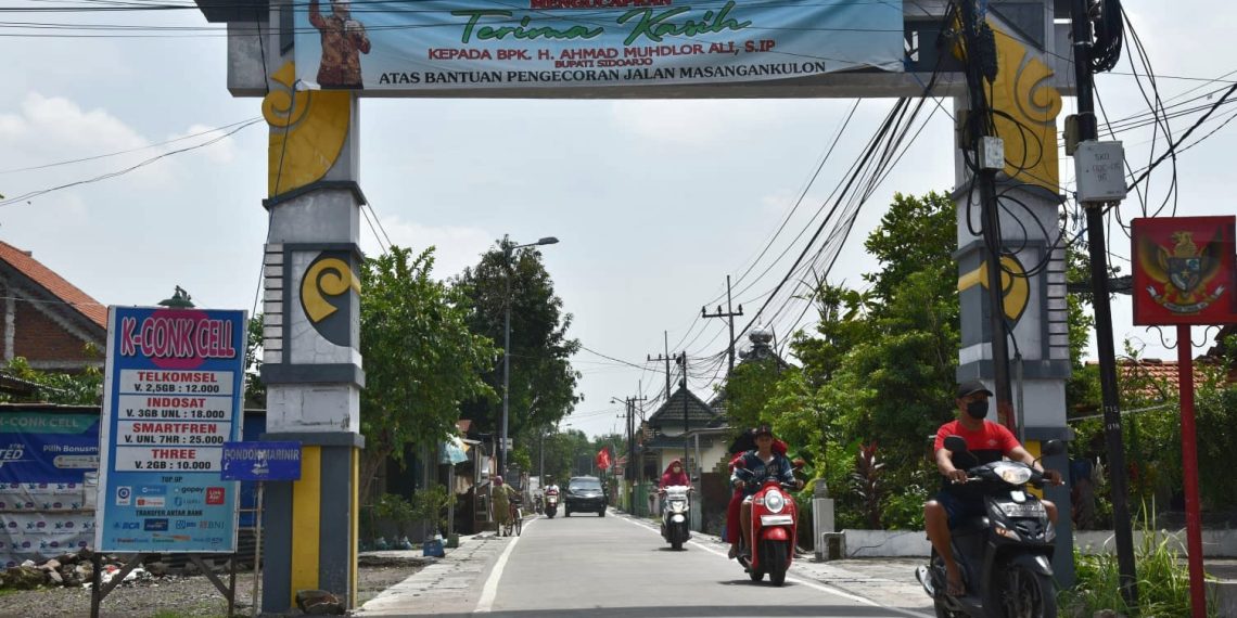 Jalan Desa di Sidoarjo Rampung Dibeton, Warga Bentangkan Spanduk Ucapan Terima Kasih