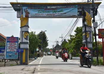 Jalan Desa di Sidoarjo Rampung Dibeton, Warga Bentangkan Spanduk Ucapan Terima Kasih