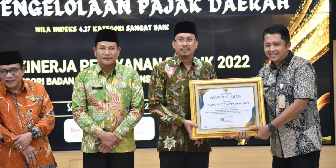 Bupati Sidoarjo H. Ahmad Muhdlor Beri Penghargaan Evaluasi Kinerja 2022