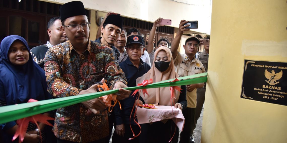 Bupati Serahkan Kunci ke Tohari, Warga Kedungrejo Peserta Bedah Rumah