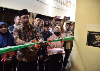 Bupati Serahkan Kunci ke Tohari, Warga Kedungrejo Peserta Bedah Rumah
