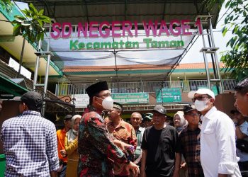 Bupati Sidoarjo Beri Bantuan Korban Putting Beliung di Desa Wage, Juga Tinjau SDN Wage 1