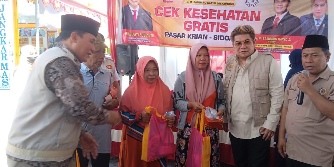 Pedagang dan Pengunjung Pasar Krian Ikuti Cek Kesehatan Gratis yang Digelar Ir. Bambang Haryo dan dr Benyamin Kristianto