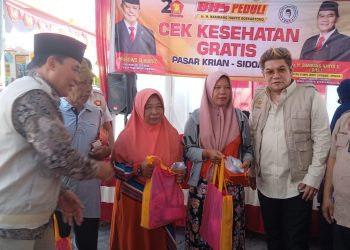 Pedagang dan Pengunjung Pasar Krian Ikuti Cek Kesehatan Gratis yang Digelar Ir. Bambang Haryo dan dr Benyamin Kristianto