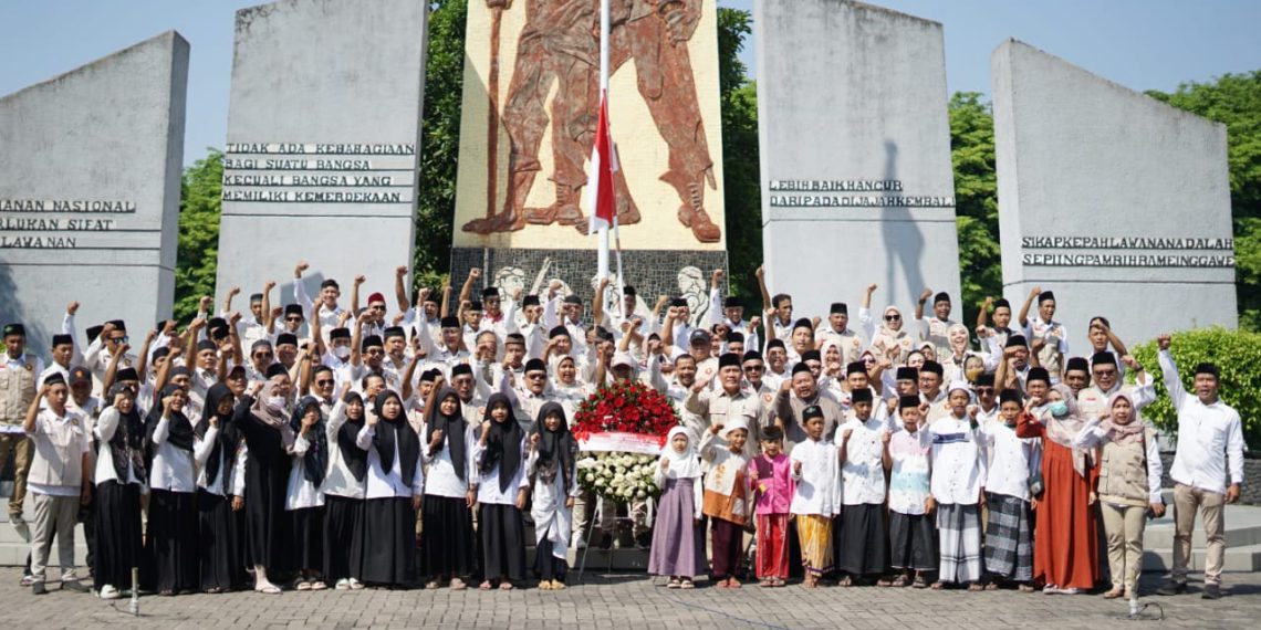 Ir H Bambang Haryo Bersama Tim BHS Peduli Tabur Bunga di TMP