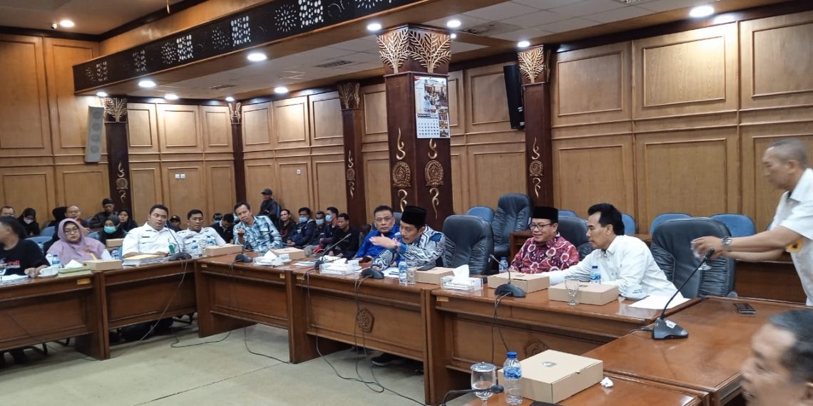 Hearing PT Bernofarm dengan Warga Tebel, Ketua Komisi A Rekom Selesaikan dengan Cara Musyawarah