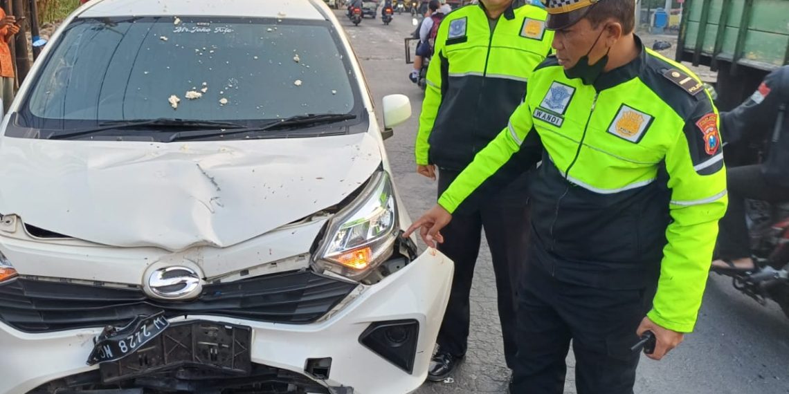 Laka Lantas, Pengendara Motor Tewas Ditabrak Sigra