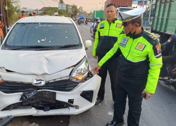 Laka Lantas, Pengendara Motor Tewas Ditabrak Sigra