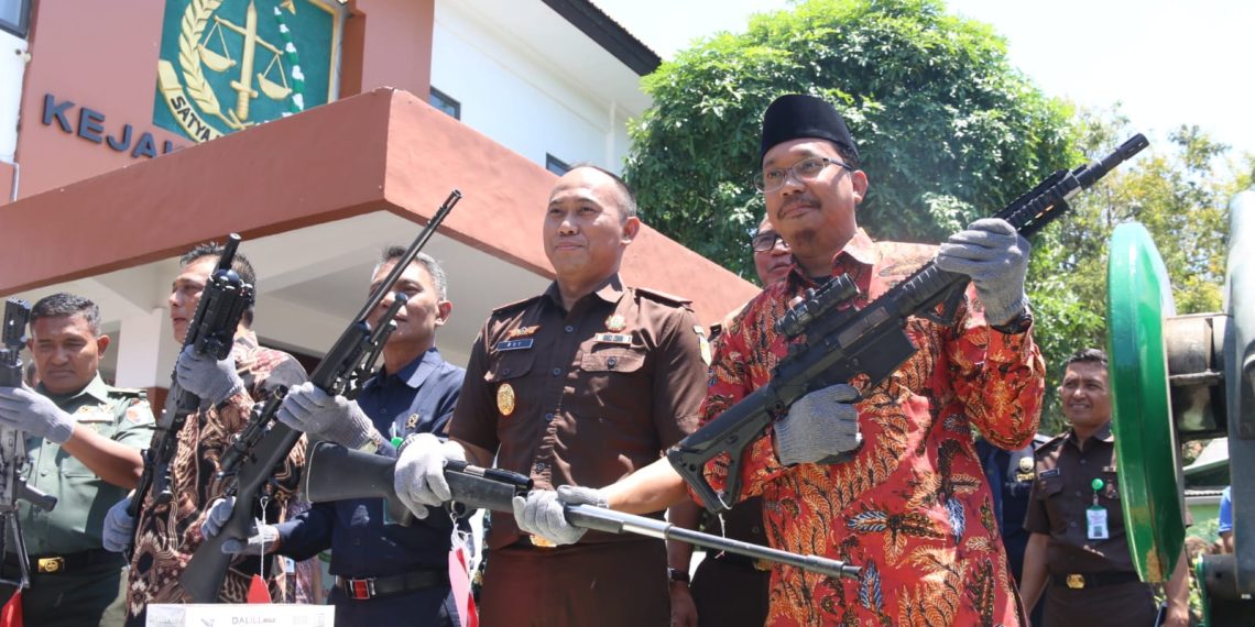 Kejari bersama Forkopimda Musnahkan BB, Mulai dari Senpi, Rokok Tanpa Cukai hingga Miras