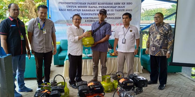 Bambang DH Bagikan Mesin Kapal Konversi BBM ke BBG untuk Nelayan Sidoarjo