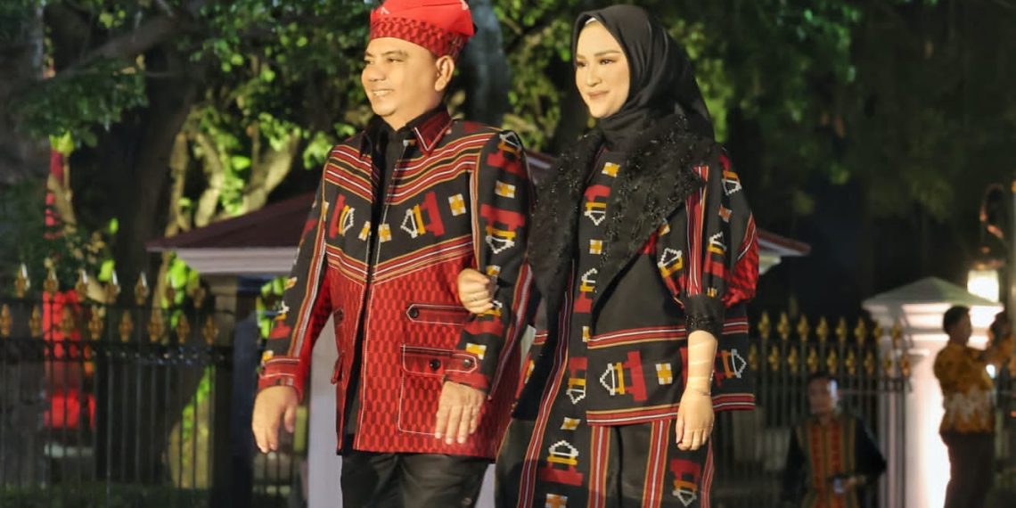 Pj Gubernur Andap Budi Promosikan Tenun Khas Sultra di Istana