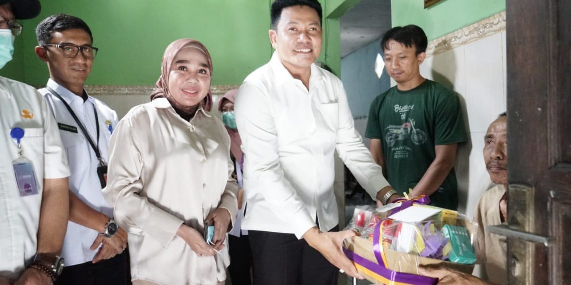 Jenguk Warga Sakit, Wabup Subandi Minta Puskesmas dan RSUD Memantau Langsung