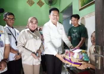 Jenguk Warga Sakit, Wabup Subandi Minta Puskesmas dan RSUD Memantau Langsung