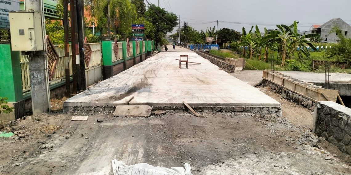 Dibeton Gus Muhdlor, Jalan Desa Banjarsari – Damarsih Tidak Lagi Berlubang