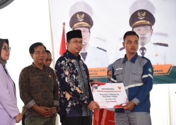 Bupati Sidoarjo Gus Muhdlor Salurkan Bantuan Senilai Rp.1 Miliar untuk 3.599 KK di Sekitar TPA Jabon