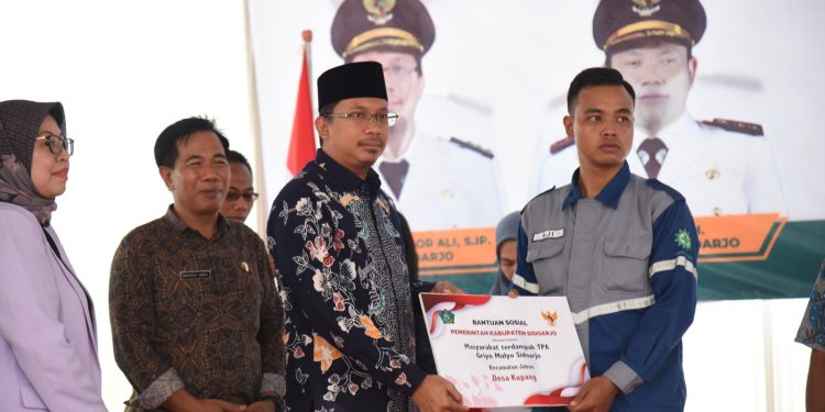 Bupati Sidoarjo Gus Muhdlor Salurkan Bantuan Senilai Rp.1 Miliar untuk 3.599 KK di Sekitar TPA Jabon