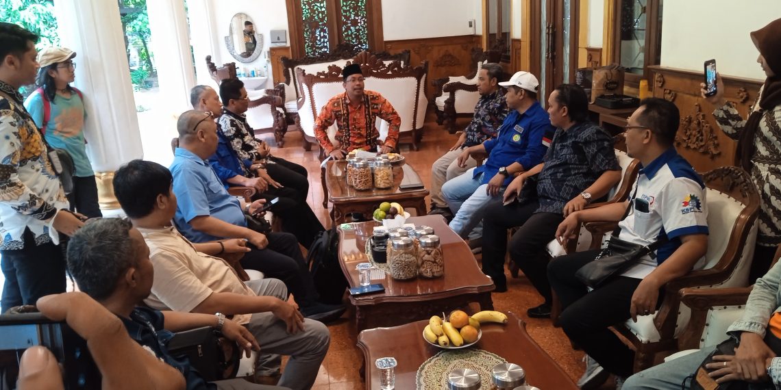 Buruh Sidoarjo Demo Tuntut Kenaikan Upah 2024 sebesar 15 persen