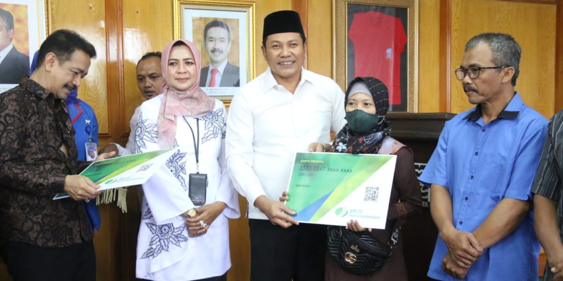 RS. Delta Surya Salurkan CSR Berupa Jaminan Ketenagakerjaan Bagi Pekerja Rentan