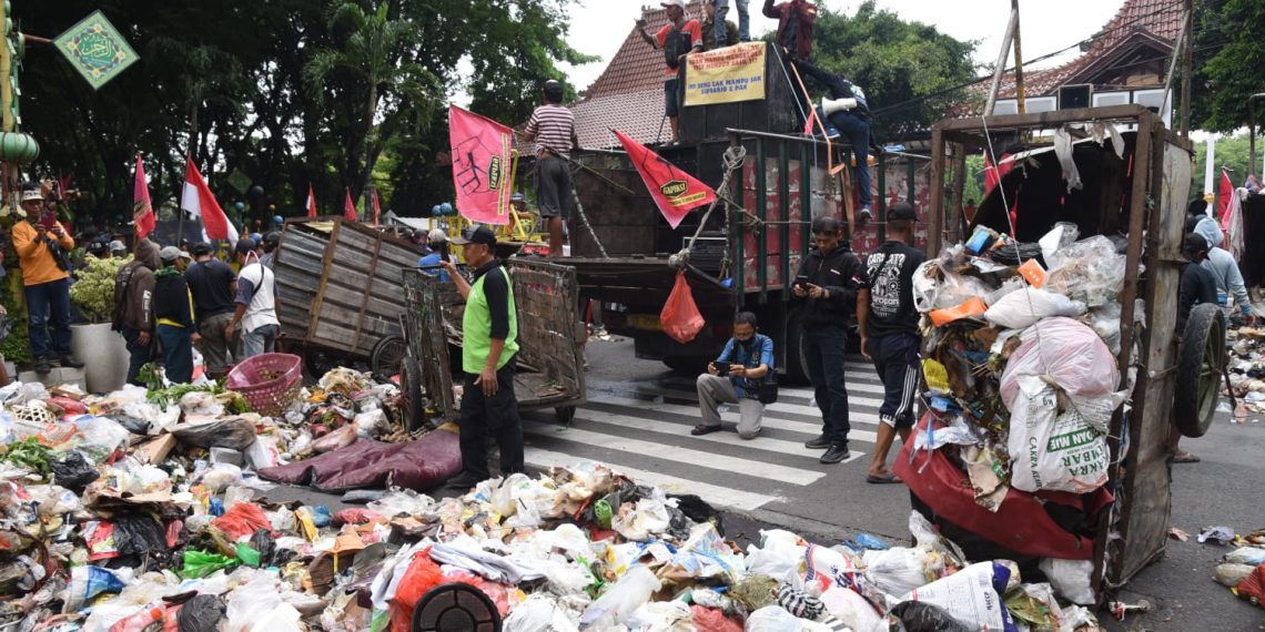 Oknum Pendemo Buang Sampah di Pendopo Sidoarjo Bakal Kena Sanksi Tipiring