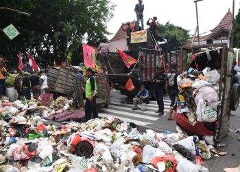 Oknum Pendemo Buang Sampah di Pendopo Sidoarjo Bakal Kena Sanksi Tipiring