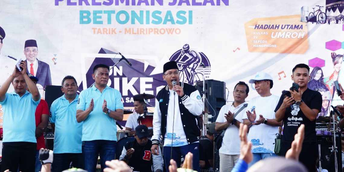 Gus Muhdlor Resmikan Ruas Jalan Beton Tarik-Mliriprowo, Ribuan Warga Tarik Antusias Sambut dengan Fun Bike