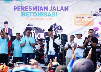 Gus Muhdlor Resmikan Ruas Jalan Beton Tarik-Mliriprowo, Ribuan Warga Tarik Antusias Sambut dengan Fun Bike