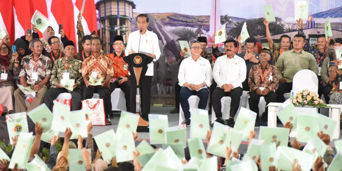 Presiden Jokowi Bagikan 5 Ribu Sertipikat, Bupati Sidoarjo Diskon BPHTB 50 Persen