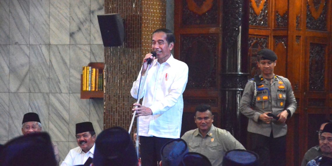 Presiden Jokowi Serahkan 1.000 Sertifikat Tanah Wakaf di Masjid Agung Sidoarjo