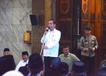 Presiden Jokowi Serahkan 1.000 Sertifikat Tanah Wakaf di Masjid Agung Sidoarjo