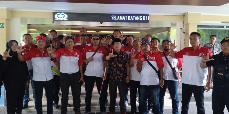 Ketua Dewan H Usman Terima Aspirasi Pendemo di DPRD Sidoarjo