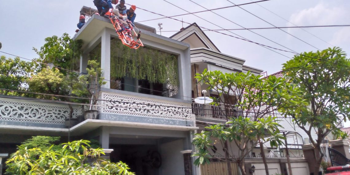 Pekerja Bangunan Tersengat Listrik Tegangan Tinggi, BPBD Sidoarjo Gerak Cepat Selamatkan Korban