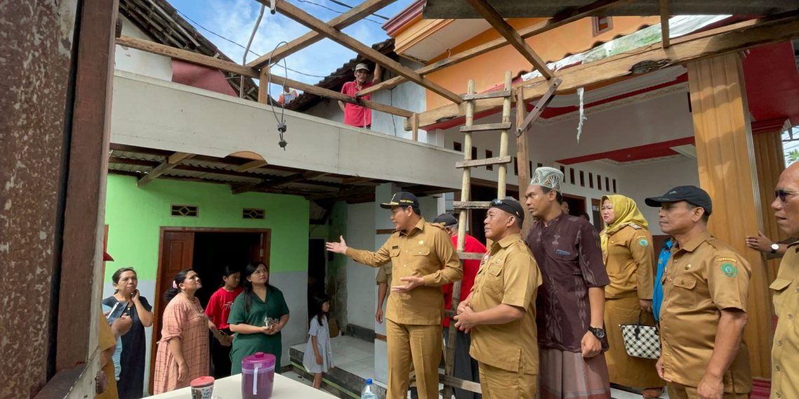 Wabup Subandi Mengunjungi korban Puting Beliung Desa Kedung Wonokerto, Prambon